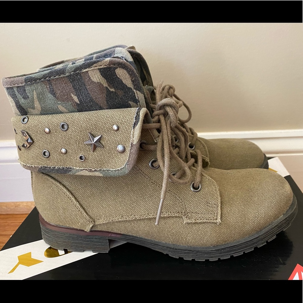 Camouflage boots